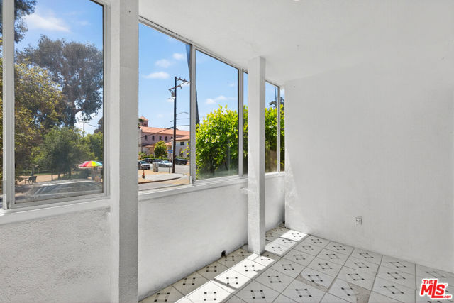 1101 Lincoln Boulevard, Santa Monica CA: https://media.crmls.org/mediaz/2c149a97-e7e5-4729-acdf-1b80813824ae.jpg