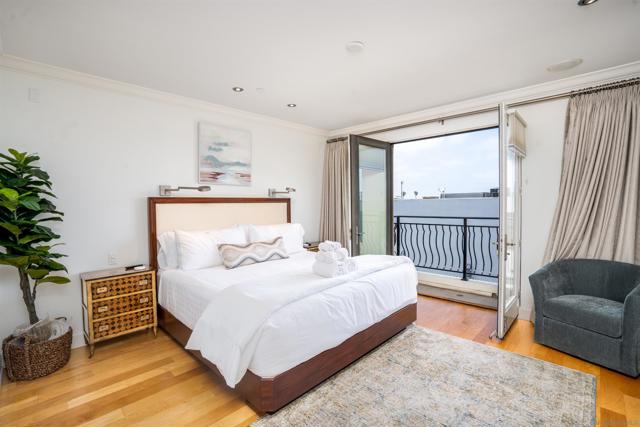 1000 Genter St, La Jolla CA: https://media.crmls.org/mediaz/2c15d230-b9fb-4531-8861-c7ee3b29ed92.jpg
