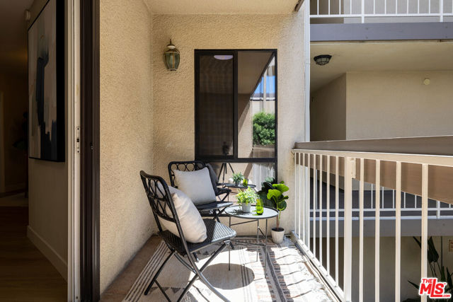 4542 Willis Avenue, Sherman Oaks CA: https://media.crmls.org/mediaz/2c16d7c4-6508-423d-8f1a-951bac3eca9f.jpg
