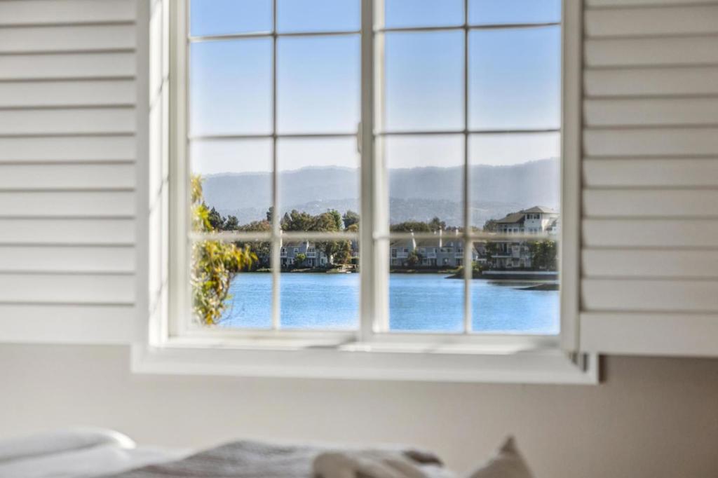 https://media.crmls.org/mediaz/2c16f9dd-13ce-47bd-bed7-2f42b9ff8ddb.jpg?preset=X-Large