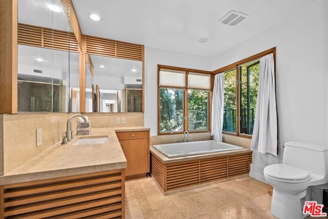 13201 Cheltenham Drive, Sherman Oaks CA: https://media.crmls.org/mediaz/2c17a65f-413e-4315-a7b9-ea4291196167.jpg