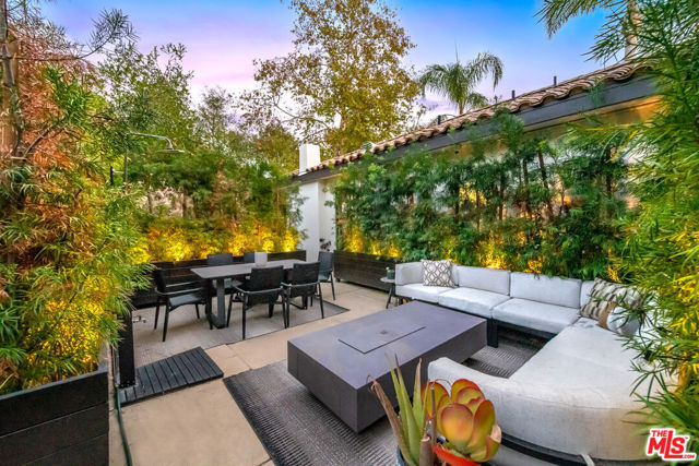 25043 Abercrombie Lane, Calabasas CA: https://media.crmls.org/mediaz/2c189445-1e63-4939-92dd-89e8c24cff51.jpg