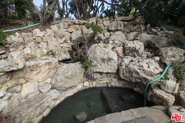 20776 Big Rock Drive, Malibu CA: https://media.crmls.org/mediaz/2c18a93c-dabf-482a-b7e9-3e7df4e8e206.jpg