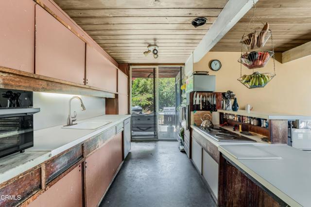 1412 Ellsworth Court, Thousand Oaks CA: https://media.crmls.org/mediaz/2c18ba4e-d856-4870-b2c1-7428055bd7e9.jpg