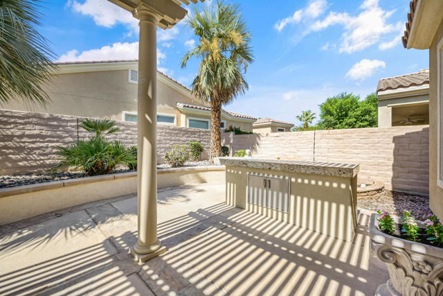 81554 Avenida Sombra, Indio CA: https://media.crmls.org/mediaz/2c18d1b0-77ba-4c5b-9e59-7662fd985740.jpg