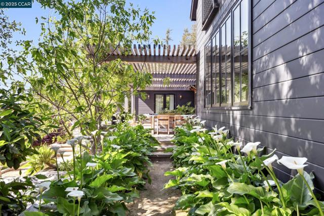 25 La Campana, Orinda CA: https://media.crmls.org/mediaz/2c19ea60-ba85-4f82-a6ca-5b77932ad86a.jpg