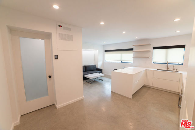 14 Brooks Avenue, Venice CA: https://media.crmls.org/mediaz/2c1a3290-3a6b-49fa-9047-a42b73486a87.jpg