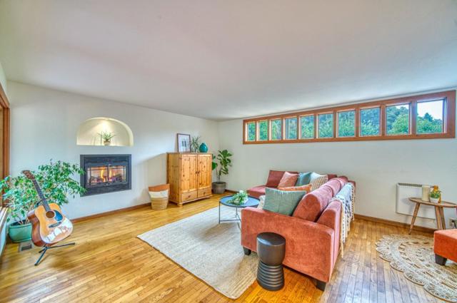 9013 Rhodes Avenue, Aptos CA: https://media.crmls.org/mediaz/2c1af866-4b02-4fea-95c1-03a5456dc273.jpg
