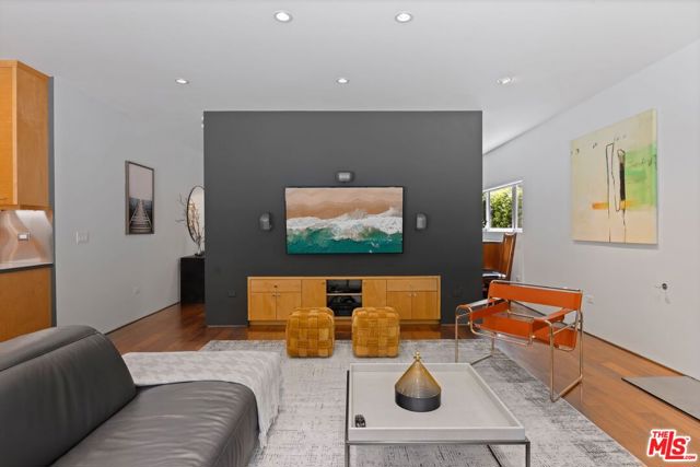 4255 Saint Clair Avenue, Studio City CA: https://media.crmls.org/mediaz/2c1b4c9f-300e-4378-8cd6-7e2a0396b183.jpg