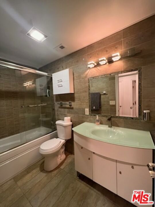 1880 Veteran Avenue, Los Angeles CA: https://media.crmls.org/mediaz/2c1bfadc-d5f4-4b45-b33a-e954a44cd0b6.jpg