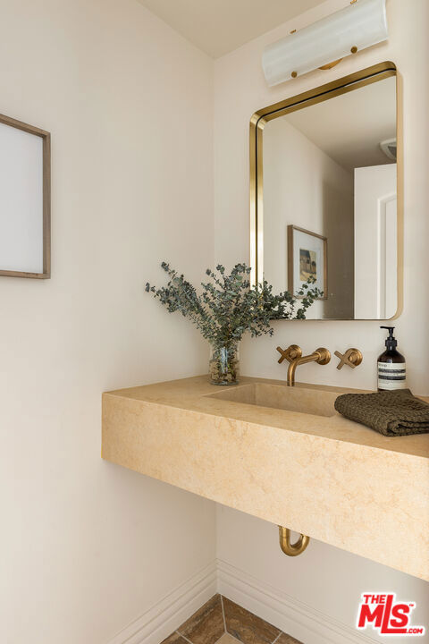 911 7th Street, Santa Monica CA: https://media.crmls.org/mediaz/2c1dc6d0-1805-42e7-a834-c07db7ed8bdc.jpg