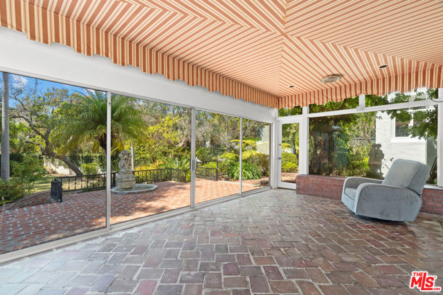 808 Woodacres Road, Santa Monica CA: https://media.crmls.org/mediaz/2c1e69c3-a88c-4360-90f2-ace58f32c8f7.jpg