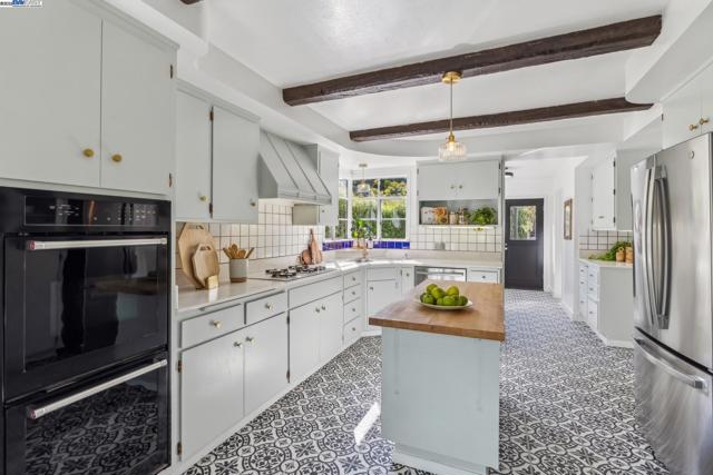 1630 Dayton Ave, Alameda CA: https://media.crmls.org/mediaz/2c1e69de-131f-4186-a041-a678db046351.jpg