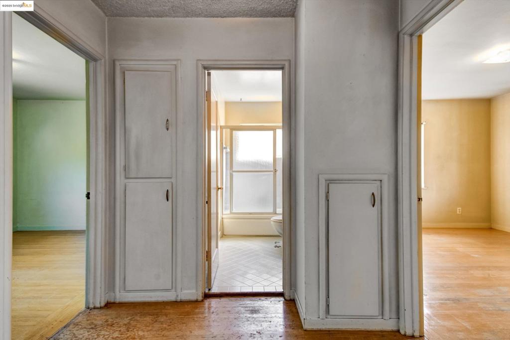 https://media.crmls.org/mediaz/2c1f8bf3-54db-4bb8-a40b-6648ea6d4a55.jpg?preset=X-Large