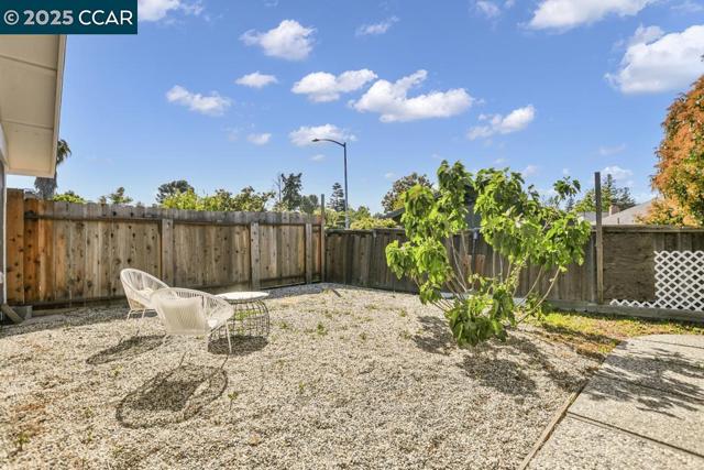 1821 Alicante Ct, Concord CA: https://media.crmls.org/mediaz/2c1fa5ee-351c-43e8-bdb9-17782bff769d.jpg