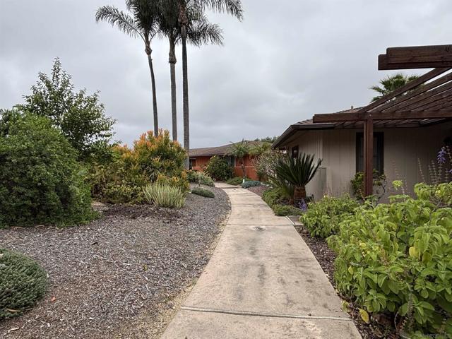 2566 Los Cerritos Ln, Fallbrook CA: https://media.crmls.org/mediaz/2c1ff35a-0ea8-4dce-aa53-edc340d35566.jpg