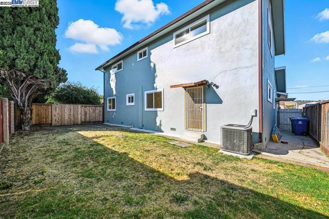 3419 Del Valle Cir, San Leandro CA: https://media.crmls.org/mediaz/2c20f168-10df-4bfd-86ed-631d1357c8cc.jpg