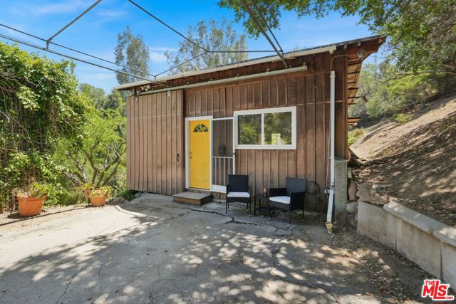 1527 Bainum Drive, Topanga CA: https://media.crmls.org/mediaz/2c2110c4-4342-4816-b69f-331452c6d7c1.jpg