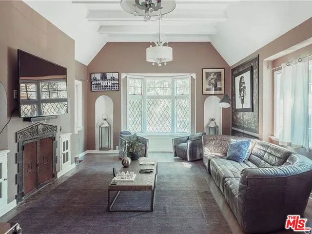 2633 N Commonwealth Avenue, Los Angeles CA: https://media.crmls.org/mediaz/2c2171b8-5a9a-4997-920e-84b187e70aff.jpg