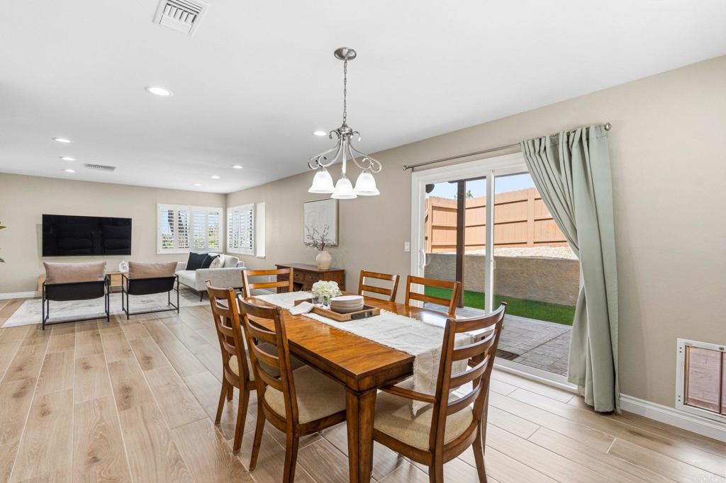 https://media.crmls.org/mediaz/2c2180fb-e6de-46b1-87fe-9dd13da41d2d.jpg?preset=X-Large