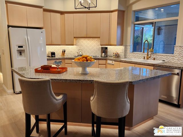 36660 Palm Court, Rancho Mirage CA: https://media.crmls.org/mediaz/2c224c7a-f328-4ce0-9a1a-35cb3b513db6.jpg