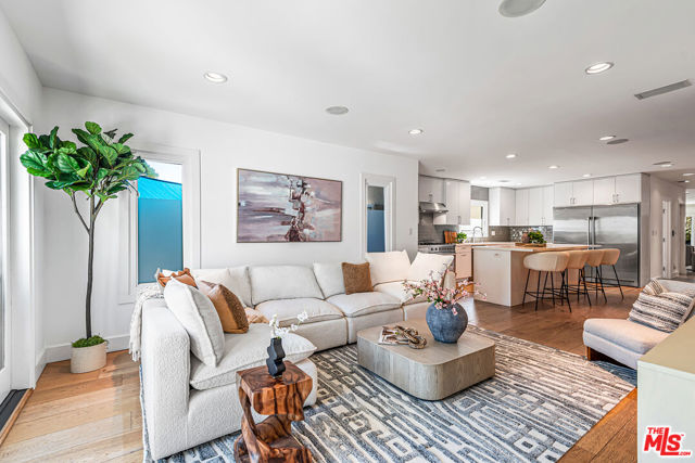 574 N Plymouth Boulevard, Los Angeles CA: https://media.crmls.org/mediaz/2c225df4-8dd0-472a-b76c-d3f0cf134d14.jpg
