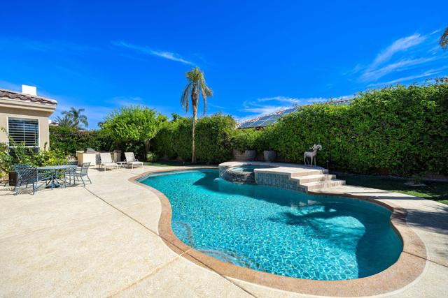 4 Hillcrest Drive, Palm Desert CA: https://media.crmls.org/mediaz/2c22bc81-2e53-4f86-960c-d10cef8b4e54.jpg