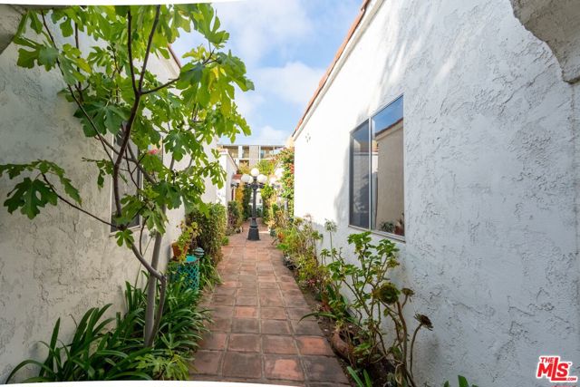 1507 14th Street, Santa Monica CA: https://media.crmls.org/mediaz/2c22e355-2fae-4f82-8f20-e580c9119aae.jpg