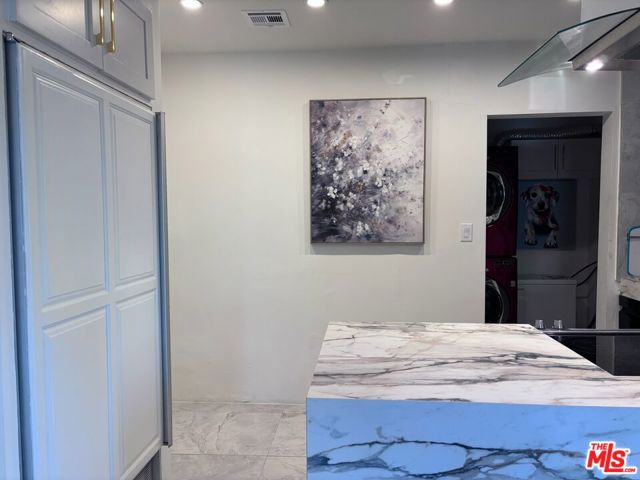 643 N Vista St, Los Angeles CA: https://media.crmls.org/mediaz/2c23478c-8373-439f-92df-5fd677be6ea2.jpg