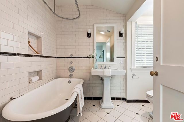 459 S Bentley Avenue, Los Angeles CA: https://media.crmls.org/mediaz/2c242211-81d3-4db7-b4c6-bd4edcdab47e.jpg