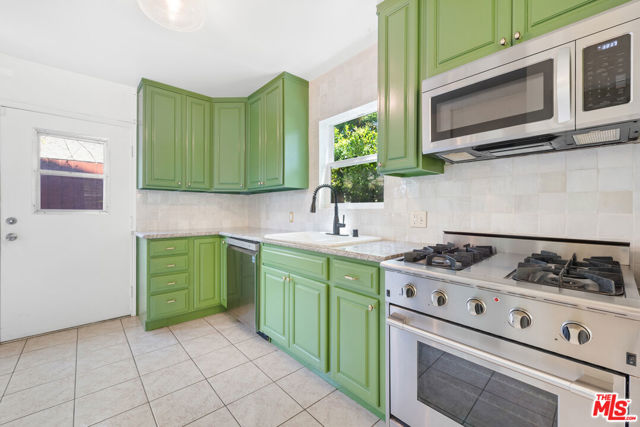 1205 Appleton Way, Venice CA: https://media.crmls.org/mediaz/2c246492-9626-401e-97f8-25b31db4dd3c.jpg