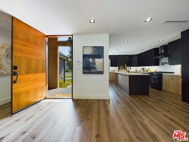 5109 Longridge Avenue, Sherman Oaks CA: https://media.crmls.org/mediaz/2c2499c3-6976-4aef-8e9a-aa8f46dbb6de.jpg