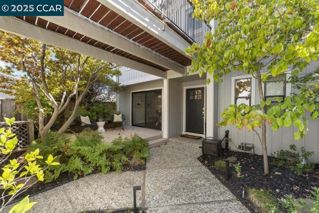 955 Camino Verde Cir, Walnut Creek CA: https://media.crmls.org/mediaz/2c251cff-2879-4b7a-91e8-7094a7244532.jpg