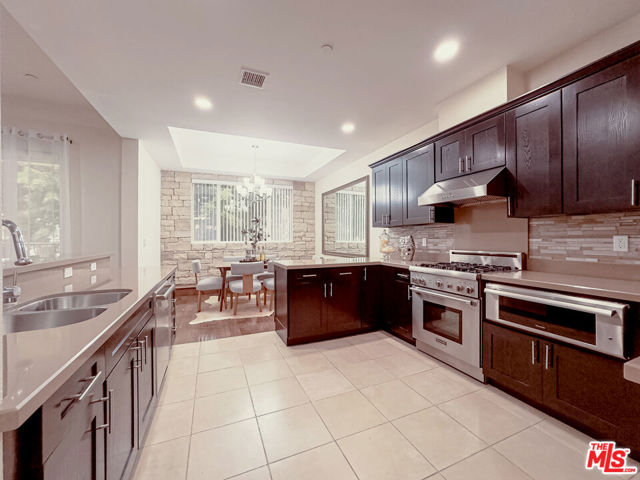 4848 Wilshire Boulevard, Los Angeles CA: https://media.crmls.org/mediaz/2c25518a-a194-4c5e-93b2-0eb67820cf63.jpg