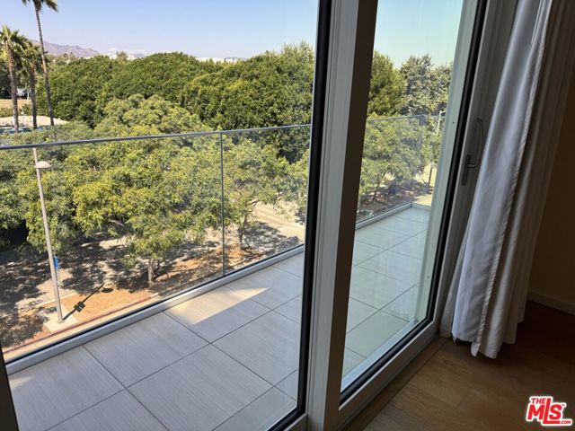 1705 Ocean Avenue, Santa Monica CA: https://media.crmls.org/mediaz/2c260f6d-3f30-4bb9-9996-e21a047de7e4.jpg