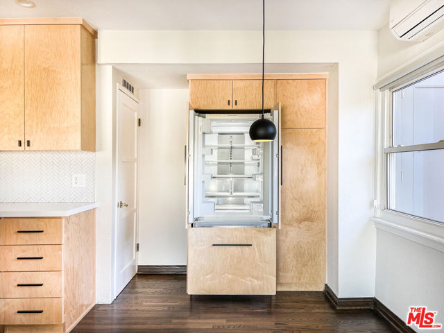 2073 VINE Street, Los Angeles CA: https://media.crmls.org/mediaz/2c27a16b-1c6e-477a-8cfc-58aba1275616.jpg