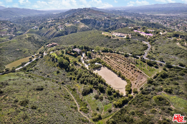 13418 Nightsky Drive, Camarillo CA: https://media.crmls.org/mediaz/2c27ade2-995f-442a-92e5-5bdbdc3da5b1.jpg