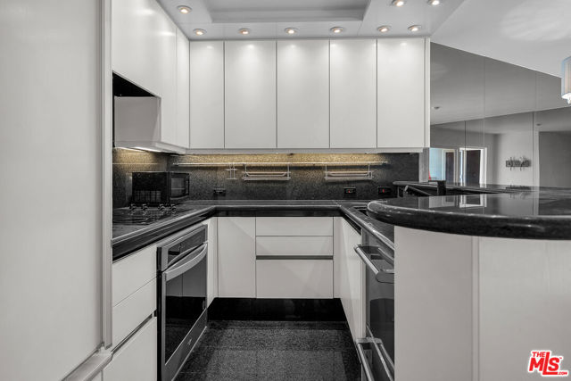 620 The, Redondo Beach CA: https://media.crmls.org/mediaz/2c2af785-4787-4b78-a512-56ba7024482e.jpg