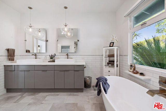 18141 Green Meadow Drive, Encino CA: https://media.crmls.org/mediaz/2c2c8a8d-4d45-4b14-8ed9-476debdc7ea0.jpg