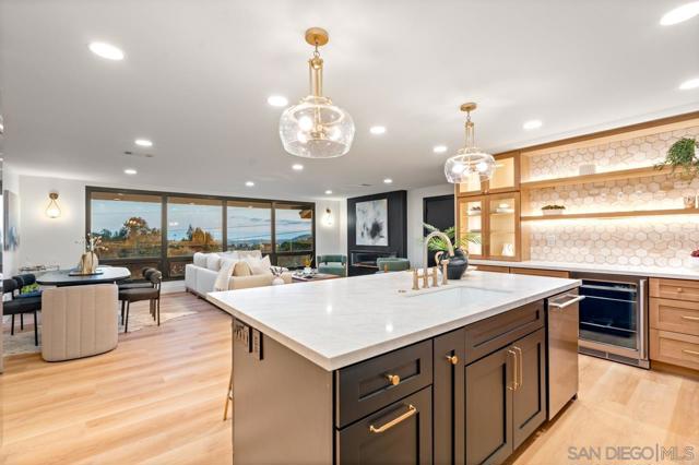 4911 Beaumont Dr, La Mesa CA: https://media.crmls.org/mediaz/2c2d2d7a-6a70-46ca-accf-b27f15f58284.jpg