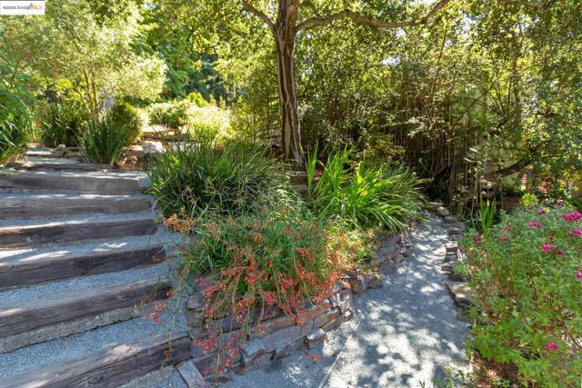 5801 Balboa Dr, Oakland CA: https://media.crmls.org/mediaz/2c2e6a13-52f3-42f8-8a84-8dd5d68193b3.jpg