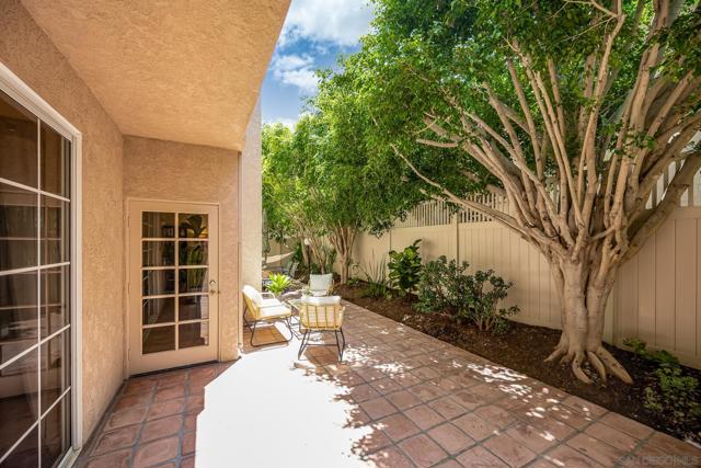 521 Arbor Dr, San Diego CA: https://media.crmls.org/mediaz/2c2ec8e0-05c2-4208-b1ca-2ecf6d37b13b.jpg