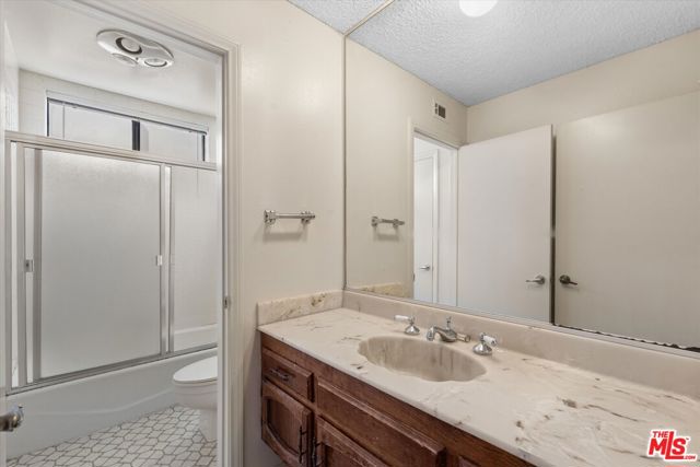 4560 Densmore Avenue, Encino CA: https://media.crmls.org/mediaz/2c30e409-456f-4240-993e-4300e55bd6ca.jpg