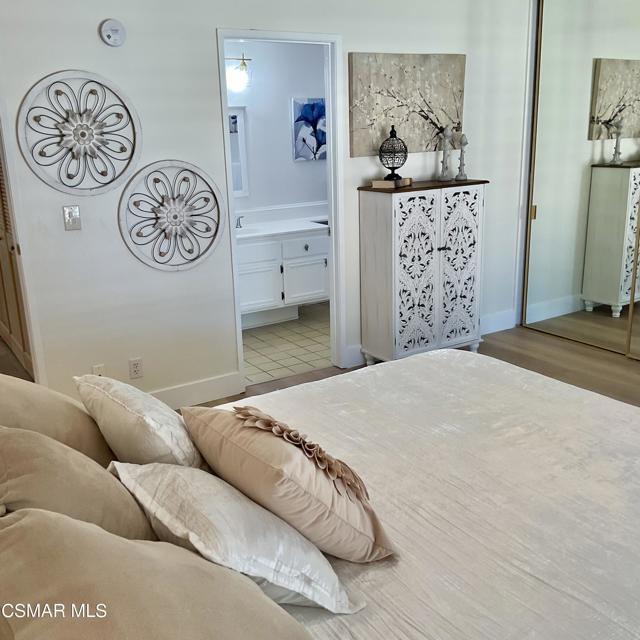 2455 Castlemont Court, Simi Valley CA: https://media.crmls.org/mediaz/2c31a24e-d729-4acd-bcae-bf01e0e0fffe.jpg