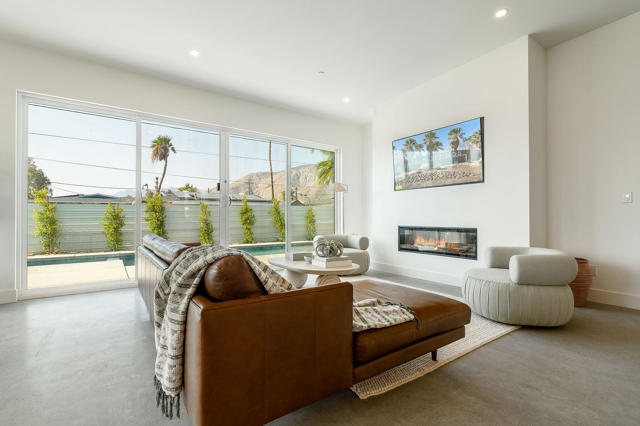 361 W Sunview Avenue, Palm Springs CA: https://media.crmls.org/mediaz/2c328844-f454-497a-8b16-3299f3b1cbf5.jpg