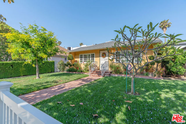 4436 Stansbury Avenue, Sherman Oaks CA: https://media.crmls.org/mediaz/2c328fdb-7f2f-4b3c-9470-9ac06d7de87f.jpg