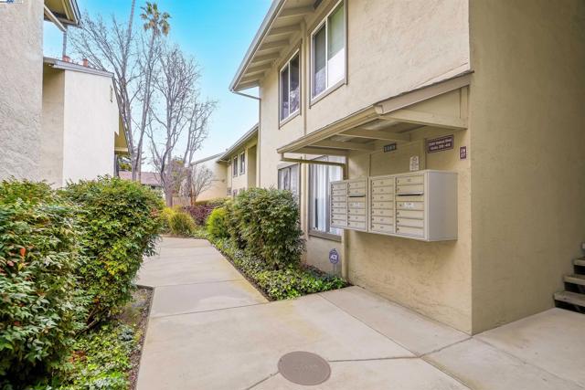 2562 Walnut Blvd, Walnut Creek CA: https://media.crmls.org/mediaz/2c3331b2-00e9-4ea2-a057-168d9547d3f4.jpg