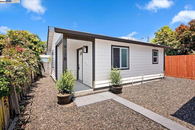 917 Channing Way, Berkeley CA: https://media.crmls.org/mediaz/2c3332fc-8411-4753-ad83-e25574b88cf7.jpg