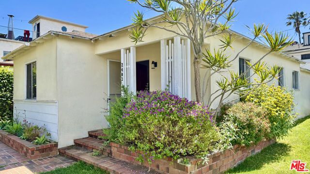2403 Ocean Avenue, Venice CA: https://media.crmls.org/mediaz/2c34ce64-25a2-43e4-9199-00790907737d.jpg