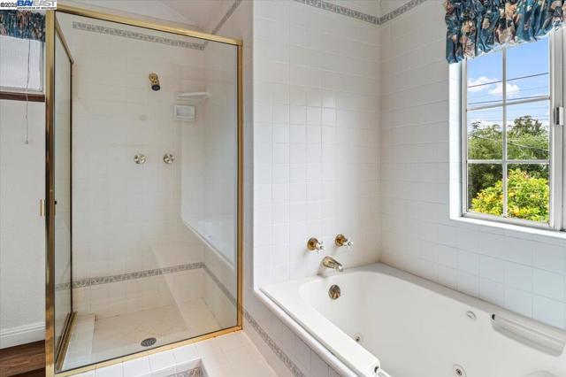 4095 Robin Ln, Castro Valley CA: https://media.crmls.org/mediaz/2c34e7c9-b7fa-4e27-b951-0eba44091e25.jpg